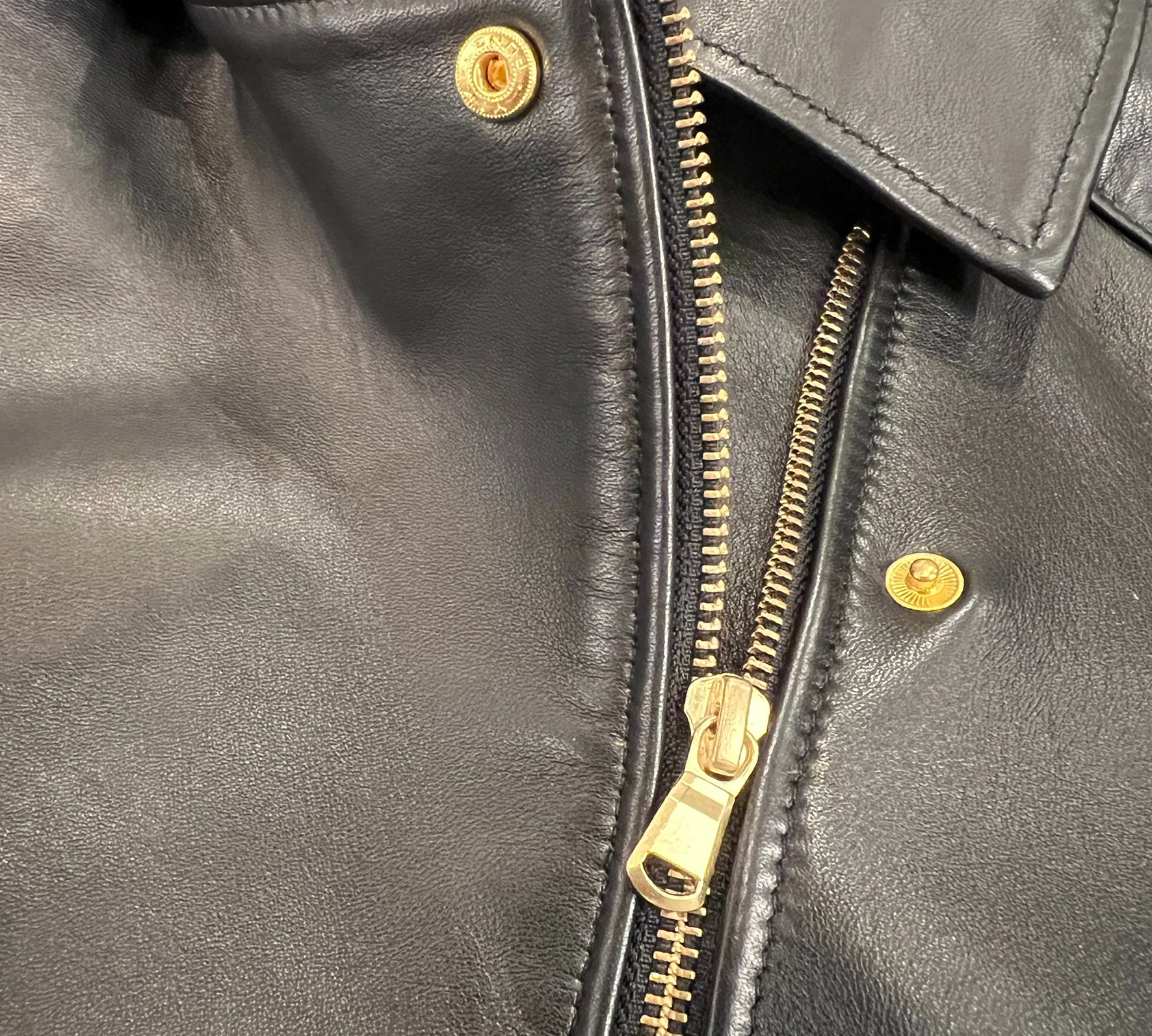 Die schwarze Lederjacke KATE von LABEL17, eine klassische Perfecto, überzeugt durch stilvolle Details wie den abnehmbaren Lammfell-Kragen-Besatz. Gefertigt aus feinstem Nappaleder, ist diese Jacke ein zeitloses Highlight. Die goldenen Beschläge verleihen dem Design einen lässigen, und gleichzeitig eleganten Touch. Diese Jacke von höchster Qualität ist eine gute Investition und wird Sie jahrelang begleiten.
