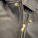 Die schwarze Lederjacke KATE von LABEL17, eine klassische Perfecto, überzeugt durch stilvolle Details wie den abnehmbaren Lammfell-Kragen-Besatz. Gefertigt aus feinstem Nappaleder, ist diese Jacke ein zeitloses Highlight. Die goldenen Beschläge verleihen dem Design einen lässigen, und gleichzeitig eleganten Touch. Diese Jacke von höchster Qualität ist eine gute Investition und wird Sie jahrelang begleiten.