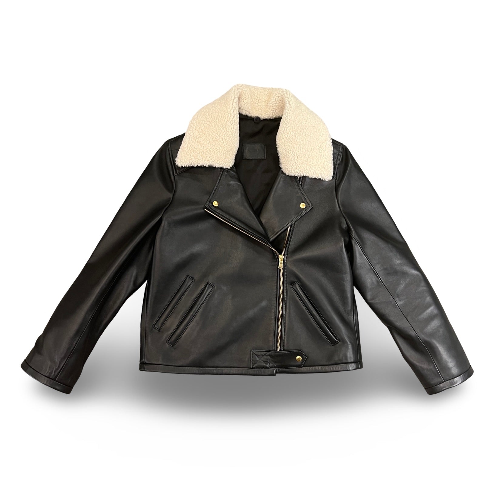 Die schwarze Lederjacke KATE von LABEL17, eine klassische Perfecto, überzeugt durch stilvolle Details wie den abnehmbaren Lammfell-Kragen-Besatz. Gefertigt aus feinstem Nappaleder, ist diese Jacke ein zeitloses Highlight. Die goldenen Beschläge verleihen dem Design einen lässigen, und gleichzeitig eleganten Touch. Diese Jacke von höchster Qualität ist eine gute Investition und wird Sie jahrelang begleiten.