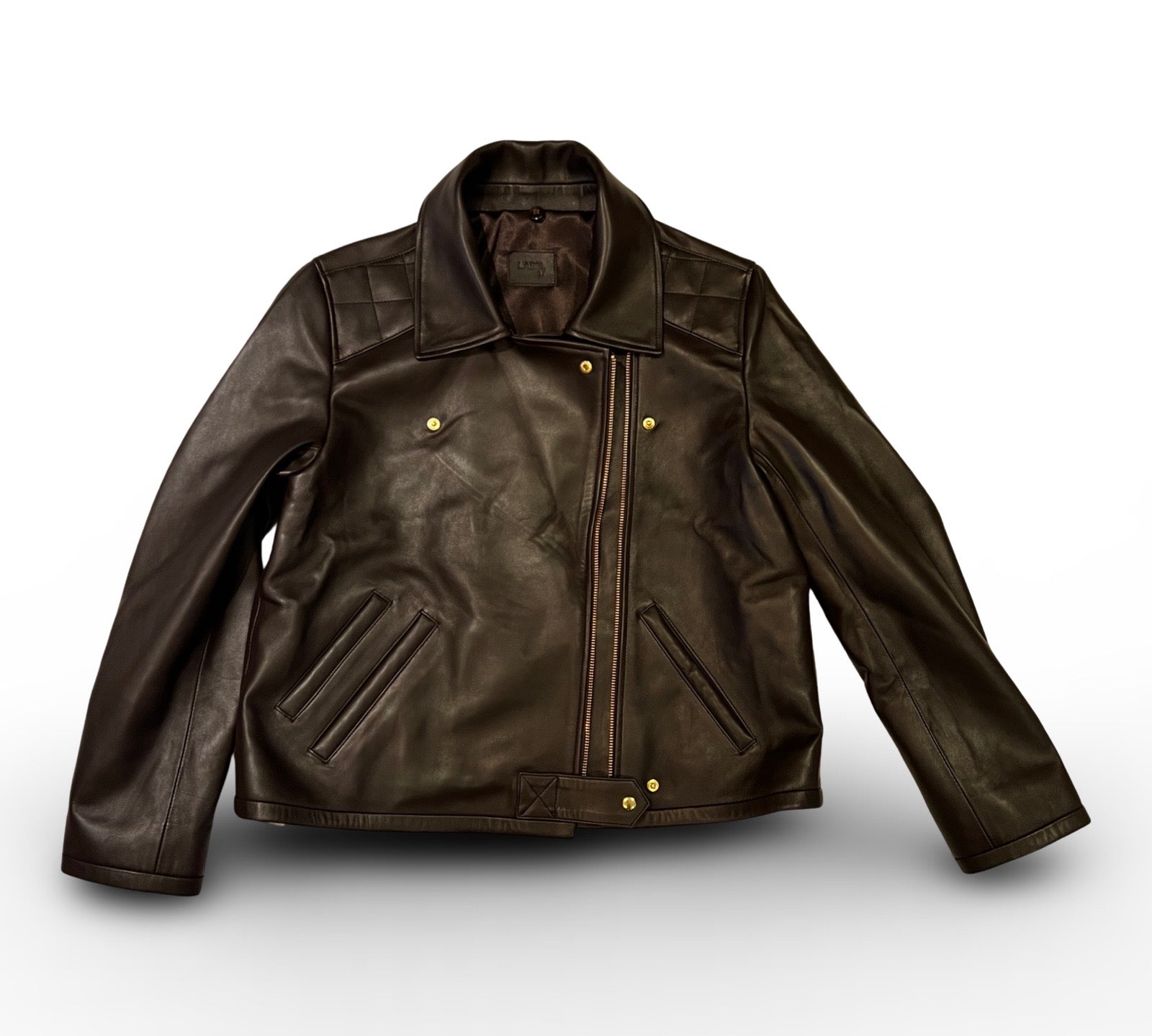 Die dunkelbraune Lederjacke KATE von LABEL17, eine klassische Perfecto, überzeugt durch stilvolle Details wie den abnehmbaren Lammfell-Kragen-Besatz. Gefertigt aus feinstem Nappaleder, ist diese Jacke ein zeitloses Highlight. Die goldenen Beschläge verleihen dem Design einen lässigen, und gleichzeitig eleganten Touch. Diese Jacke von höchster Qualität ist eine gute Investition und wird Sie jahrelang begleiten.