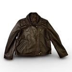 Die dunkelbraune Lederjacke KATE von LABEL17, eine klassische Perfecto, überzeugt durch stilvolle Details wie den abnehmbaren Lammfell-Kragen-Besatz. Gefertigt aus feinstem Nappaleder, ist diese Jacke ein zeitloses Highlight. Die goldenen Beschläge verleihen dem Design einen lässigen, und gleichzeitig eleganten Touch. Diese Jacke von höchster Qualität ist eine gute Investition und wird Sie jahrelang begleiten.