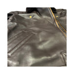 Die dunkelbraune Lederjacke KATE von LABEL17, eine klassische Perfecto, überzeugt durch stilvolle Details wie den abnehmbaren Lammfell-Kragen-Besatz. Gefertigt aus feinstem Nappaleder, ist diese Jacke ein zeitloses Highlight. Die goldenen Beschläge verleihen dem Design einen lässigen, und gleichzeitig eleganten Touch. Diese Jacke von höchster Qualität ist eine gute Investition und wird Sie jahrelang begleiten.