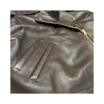 Die dunkelbraune Lederjacke KATE von LABEL17, eine klassische Perfecto, überzeugt durch stilvolle Details wie den abnehmbaren Lammfell-Kragen-Besatz. Gefertigt aus feinstem Nappaleder, ist diese Jacke ein zeitloses Highlight. Die goldenen Beschläge verleihen dem Design einen lässigen, und gleichzeitig eleganten Touch. Diese Jacke von höchster Qualität ist eine gute Investition und wird Sie jahrelang begleiten.