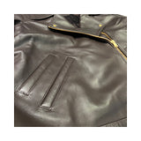 Die dunkelbraune Lederjacke KATE von LABEL17, eine klassische Perfecto, überzeugt durch stilvolle Details wie den abnehmbaren Lammfell-Kragen-Besatz. Gefertigt aus feinstem Nappaleder, ist diese Jacke ein zeitloses Highlight. Die goldenen Beschläge verleihen dem Design einen lässigen, und gleichzeitig eleganten Touch. Diese Jacke von höchster Qualität ist eine gute Investition und wird Sie jahrelang begleiten.