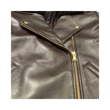 Die dunkelbraune Lederjacke KATE von LABEL17, eine klassische Perfecto, überzeugt durch stilvolle Details wie den abnehmbaren Lammfell-Kragen-Besatz. Gefertigt aus feinstem Nappaleder, ist diese Jacke ein zeitloses Highlight. Die goldenen Beschläge verleihen dem Design einen lässigen, und gleichzeitig eleganten Touch. Diese Jacke von höchster Qualität ist eine gute Investition und wird Sie jahrelang begleiten.