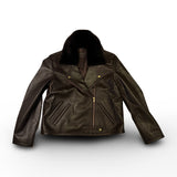 Die dunkelbraune Lederjacke KATE von LABEL17, eine klassische Perfecto, überzeugt durch stilvolle Details wie den abnehmbaren Lammfell-Kragen-Besatz. Gefertigt aus feinstem Nappaleder, ist diese Jacke ein zeitloses Highlight. Die goldenen Beschläge verleihen dem Design einen lässigen, und gleichzeitig eleganten Touch. Diese Jacke von höchster Qualität ist eine gute Investition und wird Sie jahrelang begleiten.