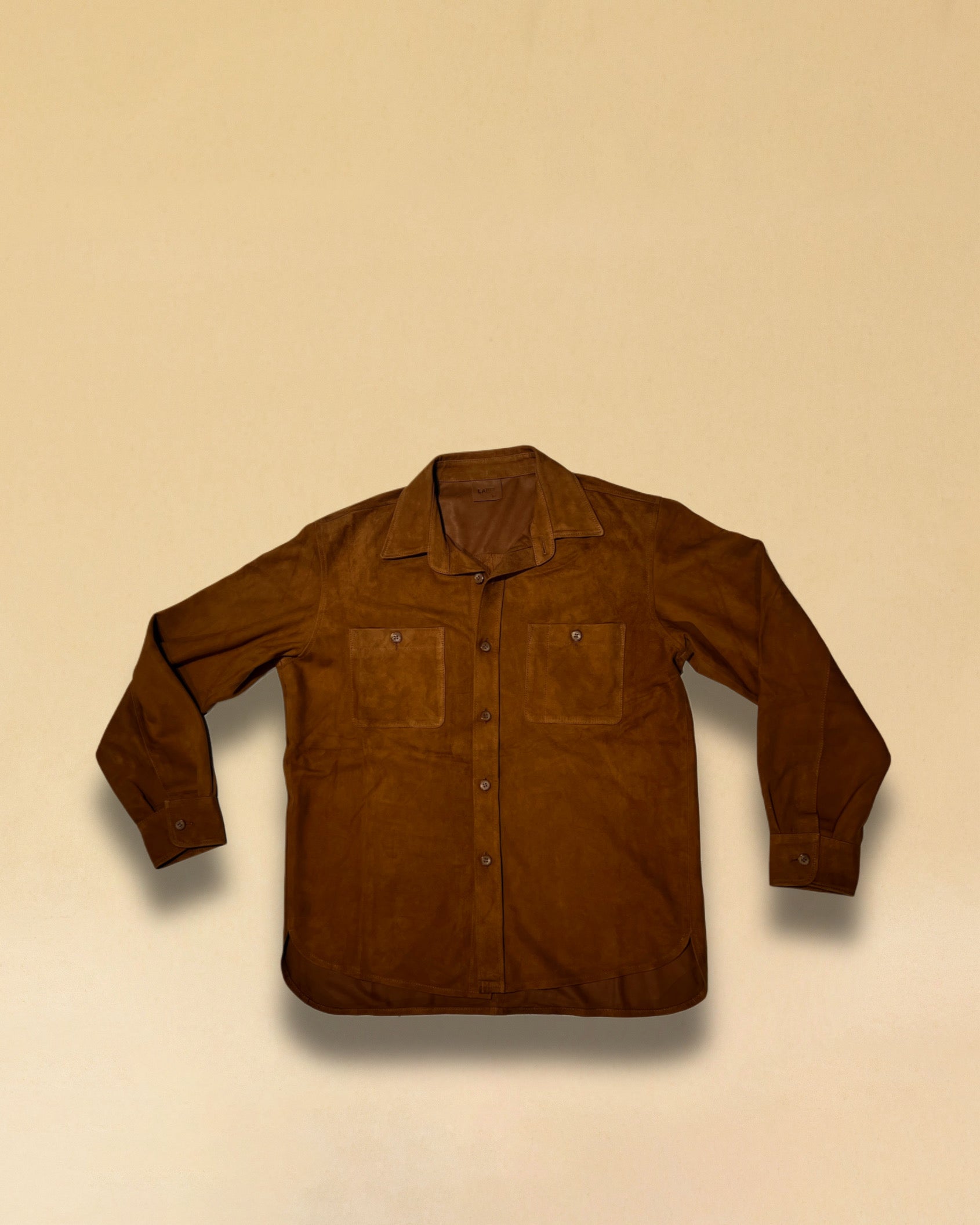 Overshirt 'OLIVIER' von LABEL17 in Cognac. Das Shirt-Modell in Suede Qualität begeistert als Übergangsbegleiter. Modische Hemd-Aufmachung, gefertigt in Marokko