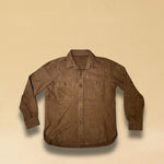 Overshirt 'OLIVIER' von LABEL17 in Sand. Das Shirt-Modell in Suede Qualität begeistert als Übergangsbegleiter. Modische Hemd-Aufmachung, gefertigt in Marokko