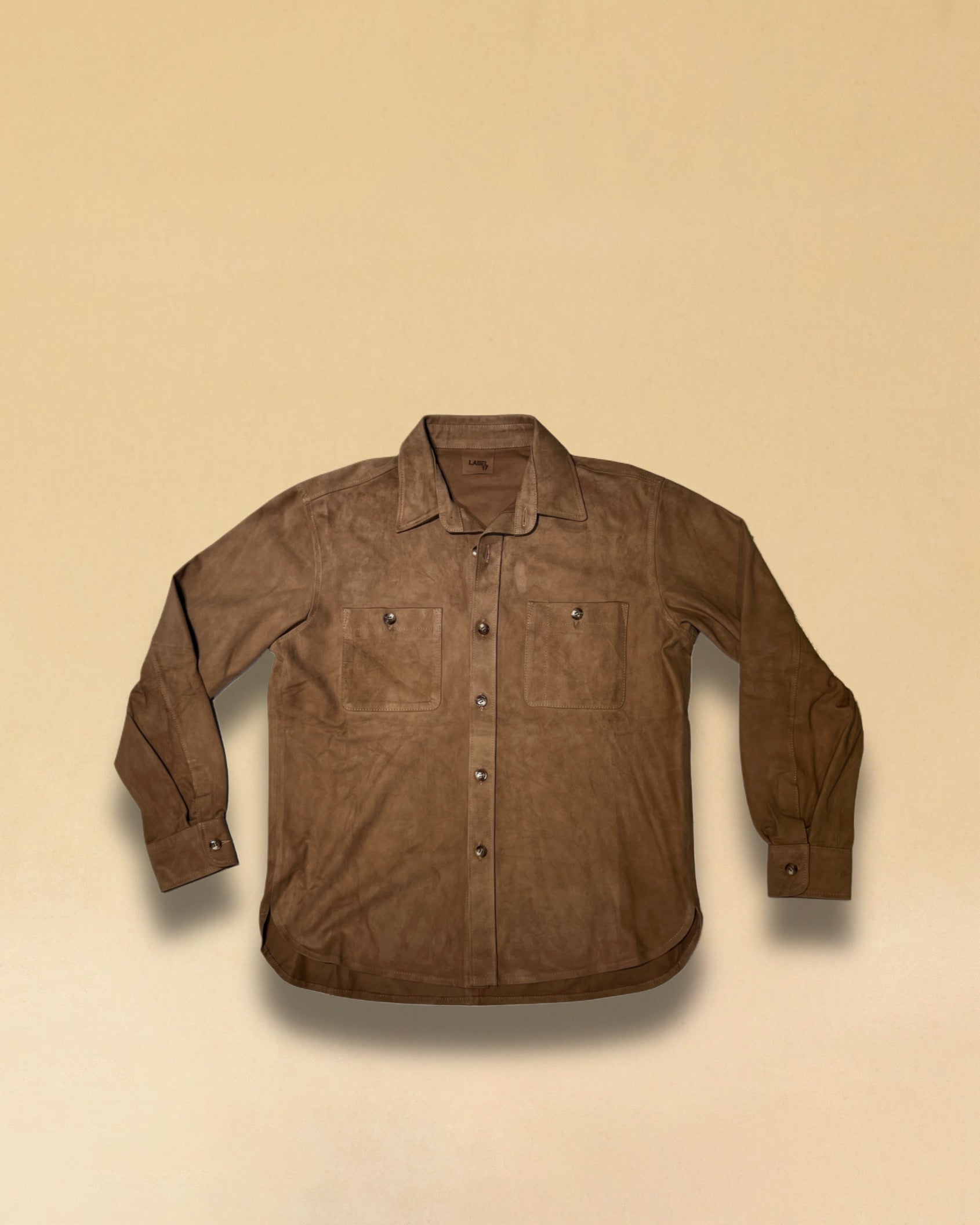 Overshirt 'OLIVIER' von LABEL17 in Sand. Das Shirt-Modell in Suede Qualität begeistert als Übergangsbegleiter. Modische Hemd-Aufmachung, gefertigt in Marokko