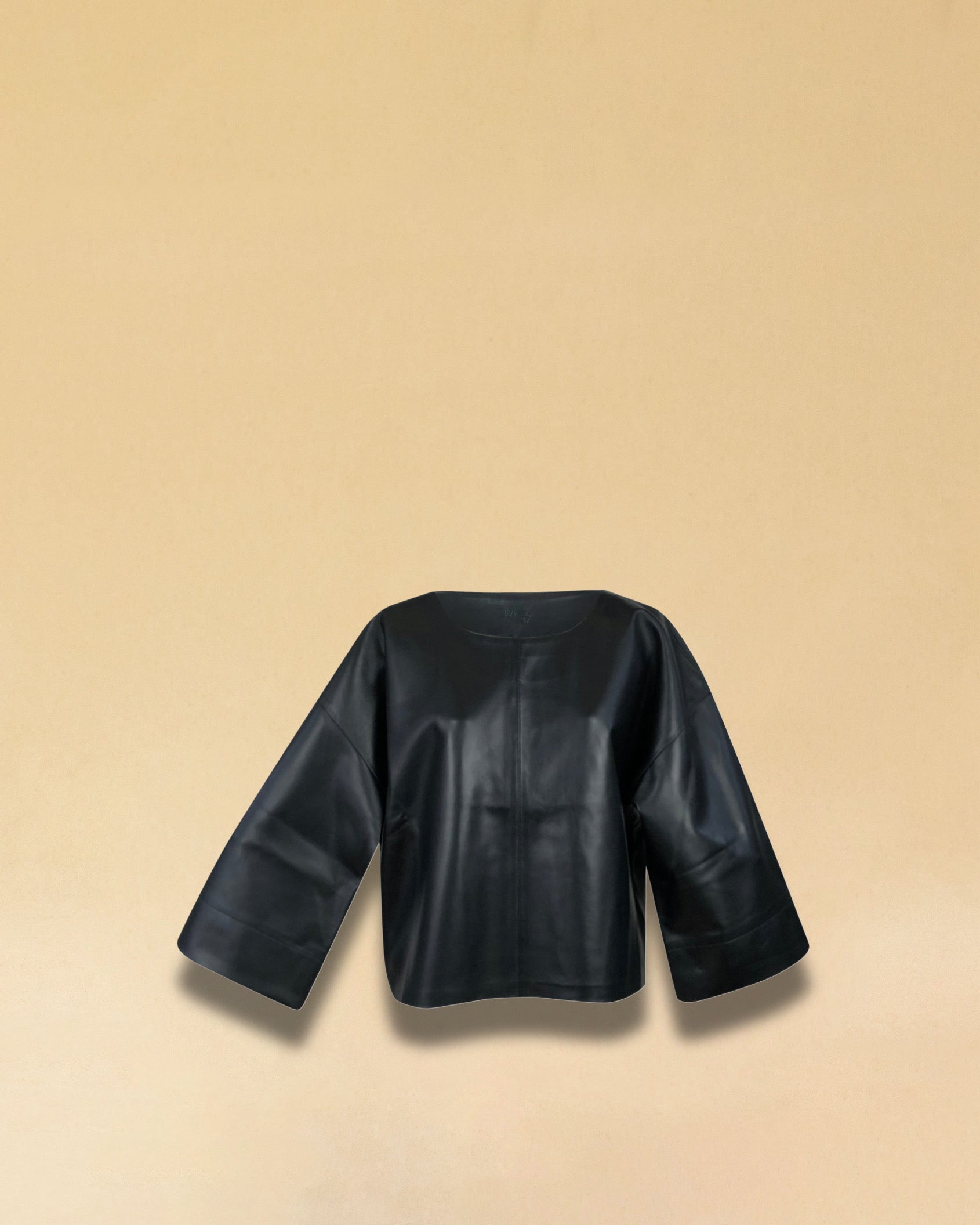Das Lederhemd ALMA von LABEL17 ist gefertigt aus weichem Nappa-Leder. Mit 3/4 Ärmeln, die hoch- oder heruntergekrempelt werden können, ist dieses stilvolle Oberteil perfekt, um allein getragen zu werden oder in Kombination mit unserem Lederrock JACKIE für einen kompletten Look. Zeitlose Eleganz trifft auf moderne Vielseitigkeit.