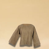 Das Lederhemd ALMA von LABEL17 ist gefertigt aus weichem Velours-Leder. Mit 3/4 Ärmeln, die hoch- oder heruntergekrempelt werden können, ist dieses stilvolle Oberteil perfekt, um allein getragen zu werden oder in Kombination mit unserem Lederrock JACKIE für einen kompletten Look. Zeitlose Eleganz trifft auf moderne Vielseitigkeit.