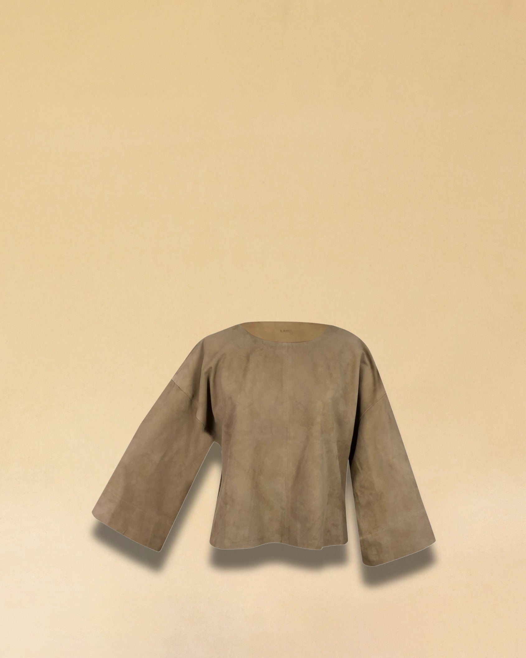 Das Lederhemd ALMA von LABEL17 ist gefertigt aus weichem Velours-Leder. Mit 3/4 Ärmeln, die hoch- oder heruntergekrempelt werden können, ist dieses stilvolle Oberteil perfekt, um allein getragen zu werden oder in Kombination mit unserem Lederrock JACKIE für einen kompletten Look. Zeitlose Eleganz trifft auf moderne Vielseitigkeit.