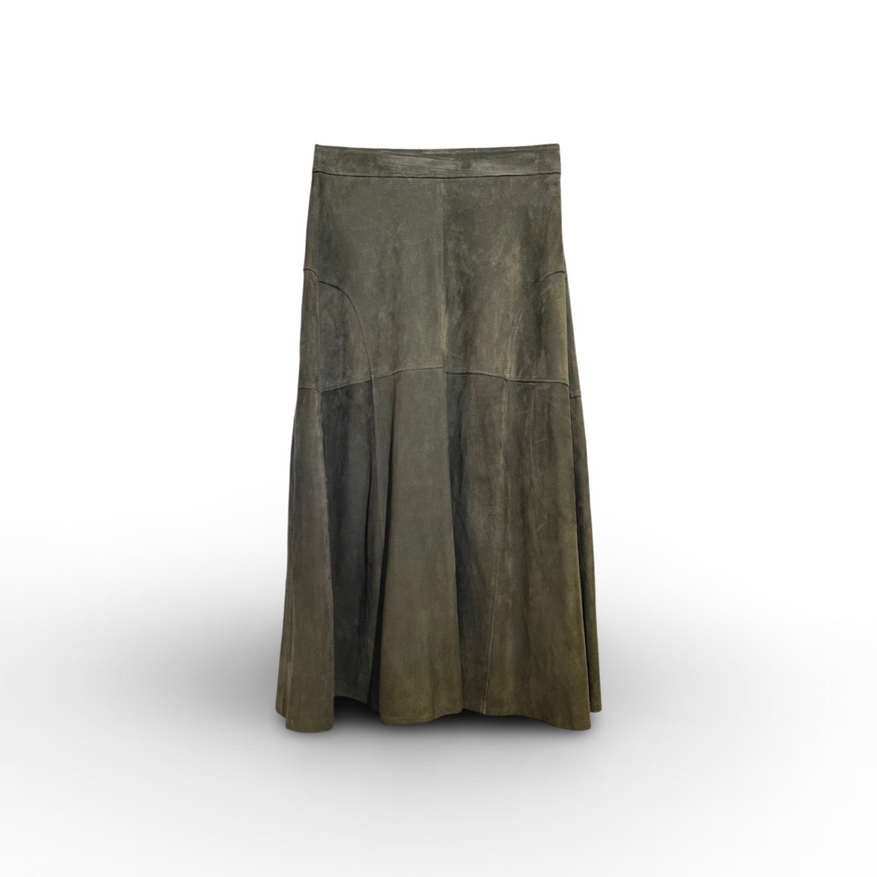 Unser LABEL17 Lederrock BELLE ist aus geschmeidigem Velours gefertigt und zaubert eine wunderschöne Silhouette. Ein Easy Leder-Rock in Glockenform, vielseitig einsetzbar, verleiht dem Outfit das gewisse Etwas. Handgefertigt in Marokko.