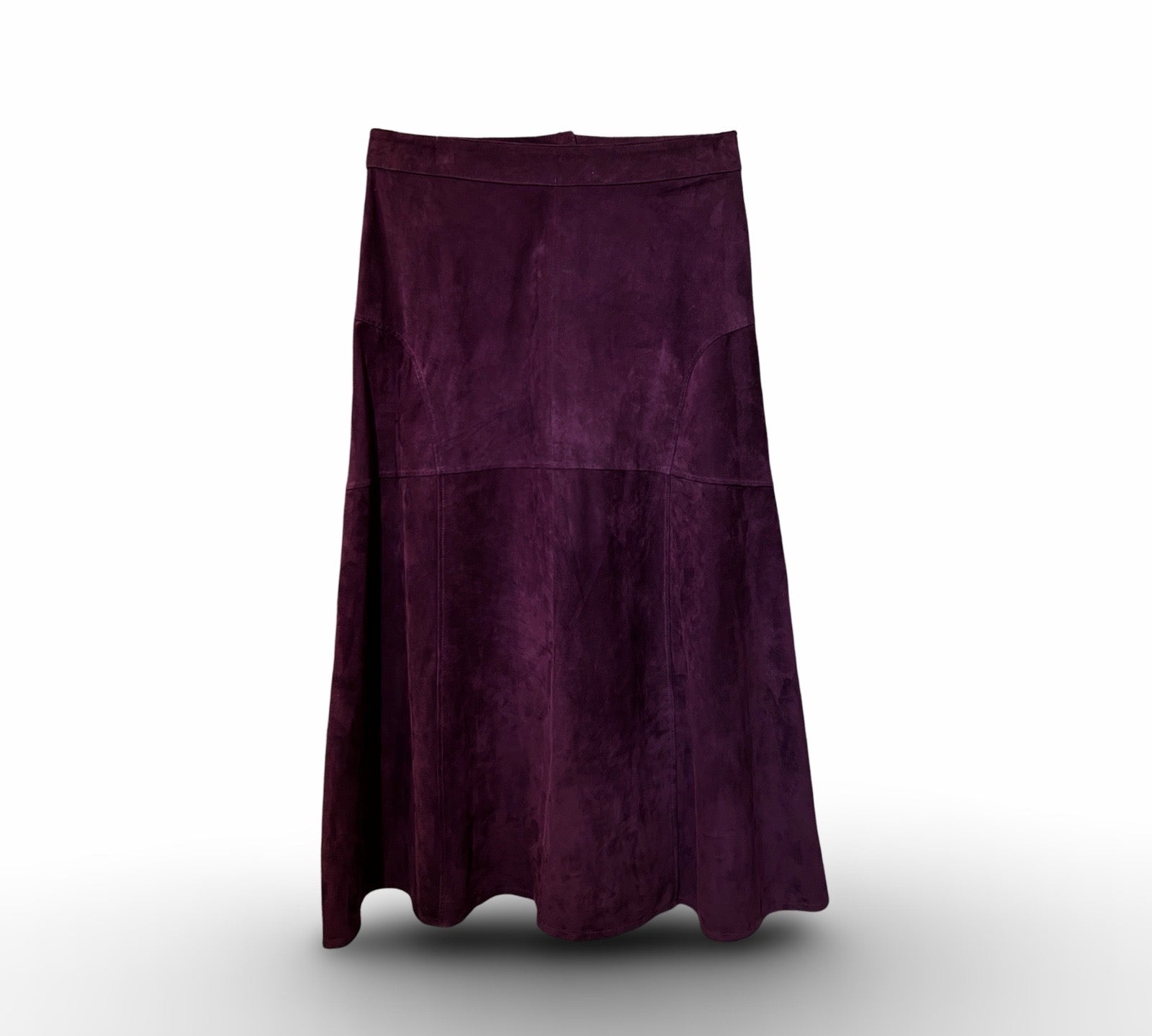 Unser LABEL17 Lederrock BELLE ist aus geschmeidigem Velours gefertigt und zaubert eine wunderschöne Silhouette. Ein Easy Leder-Rock in Glockenform, vielseitig einsetzbar, verleiht dem Outfit das gewisse Etwas. Handgefertigt in Marokko.