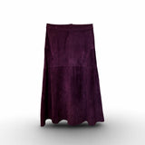 Unser LABEL17 Lederrock BELLE ist aus geschmeidigem Velours gefertigt und zaubert eine wunderschöne Silhouette. Ein Easy Leder-Rock in Glockenform, vielseitig einsetzbar, verleiht dem Outfit das gewisse Etwas. Handgefertigt in Marokko.