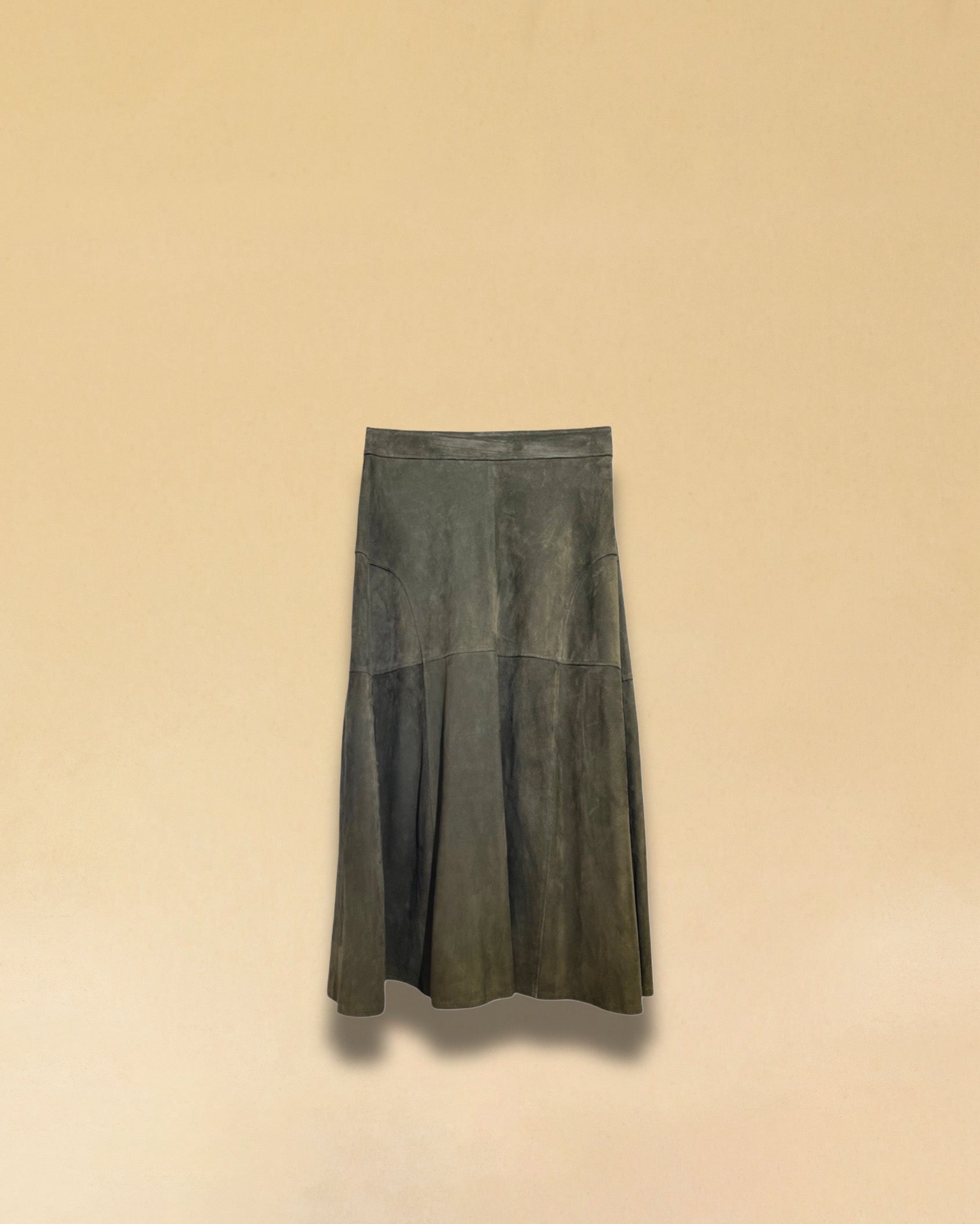 Unser LABEL17 Lederrock BELLE ist aus geschmeidigem Velours gefertigt und zaubert eine wunderschöne Silhouette. Ein Easy Leder-Rock in Glockenform, vielseitig einsetzbar, verleiht dem Outfit das gewisse Etwas. Handgefertigt in Marokko.