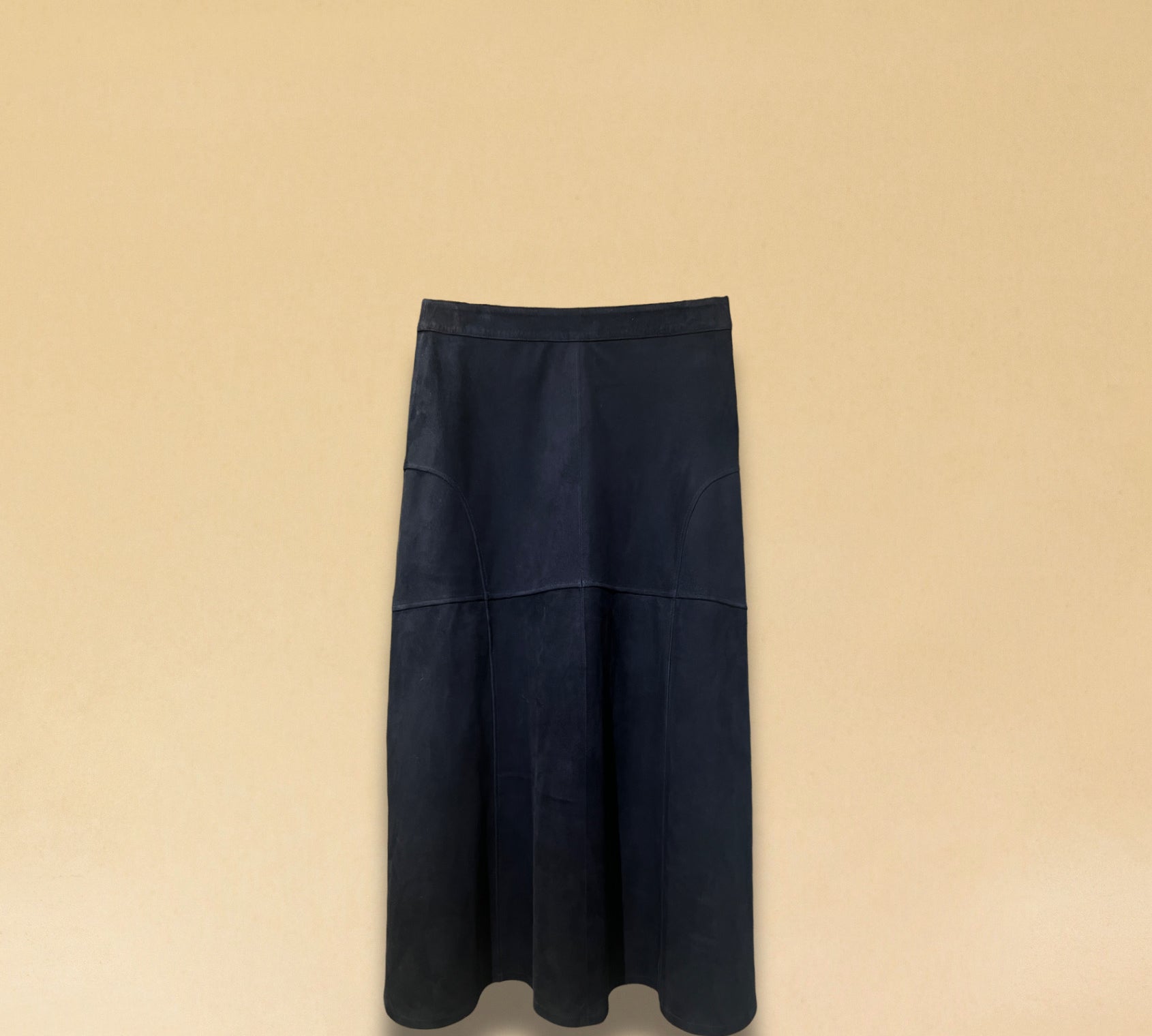Unser LABEL17 Lederrock BELLE ist aus geschmeidigem Velours gefertigt und zaubert eine wunderschöne Silhouette. Ein Easy Leder-Rock in Glockenform, vielseitig einsetzbar, verleiht dem Outfit das gewisse Etwas. Handgefertigt in Marokko.