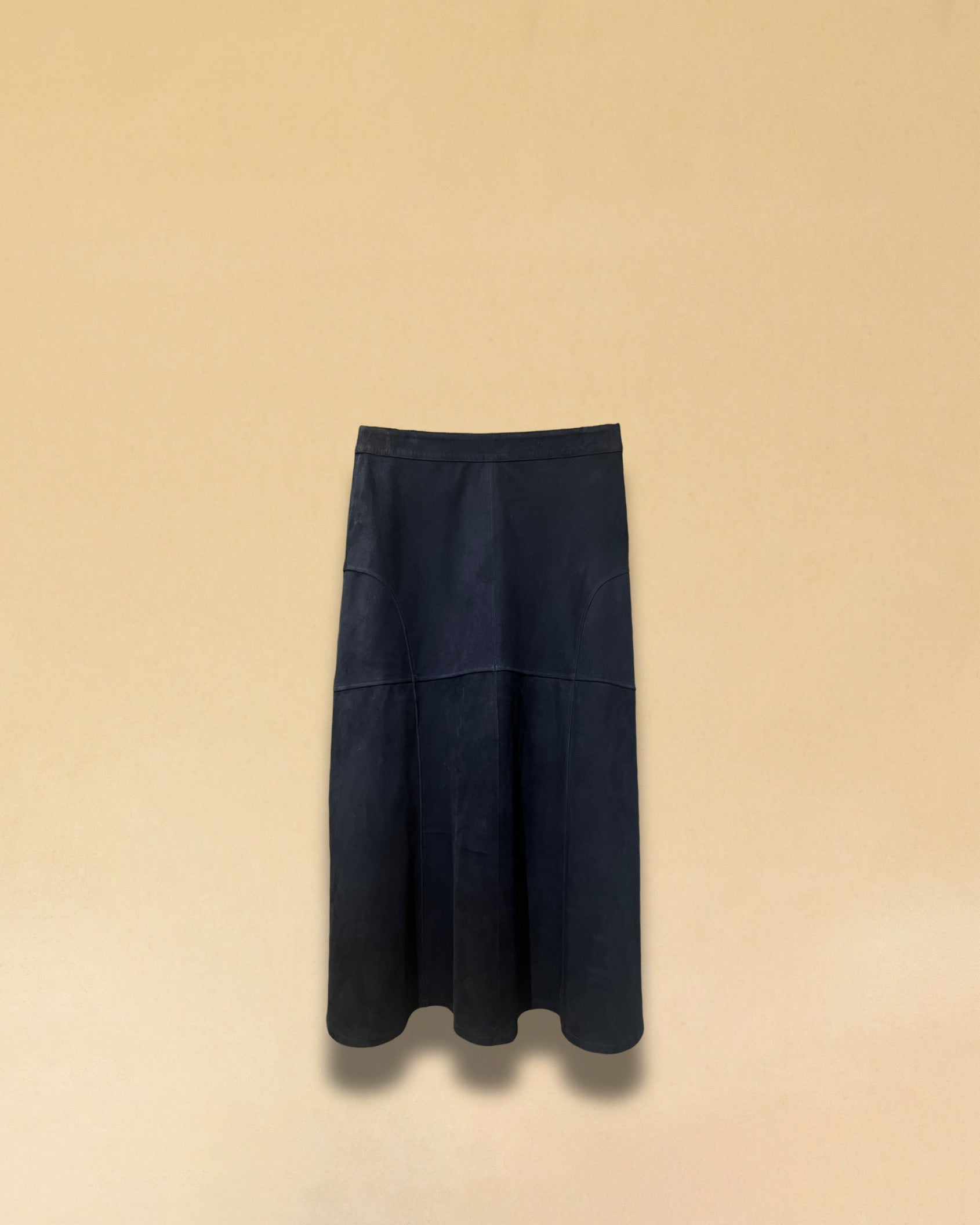 Unser LABEL17 Lederrock BELLE ist aus geschmeidigem Velours gefertigt und zaubert eine wunderschöne Silhouette. Ein Easy Leder-Rock in Glockenform, vielseitig einsetzbar, verleiht dem Outfit das gewisse Etwas. Handgefertigt in Marokko.