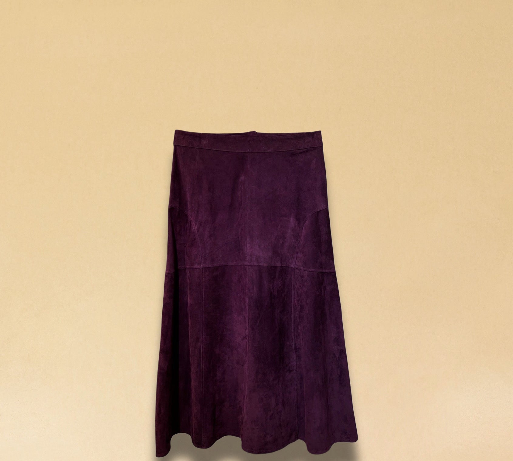 Unser LABEL17 Lederrock BELLE ist aus geschmeidigem Velours gefertigt und zaubert eine wunderschöne Silhouette. Ein Easy Leder-Rock in Glockenform, vielseitig einsetzbar, verleiht dem Outfit das gewisse Etwas. Handgefertigt in Marokko.