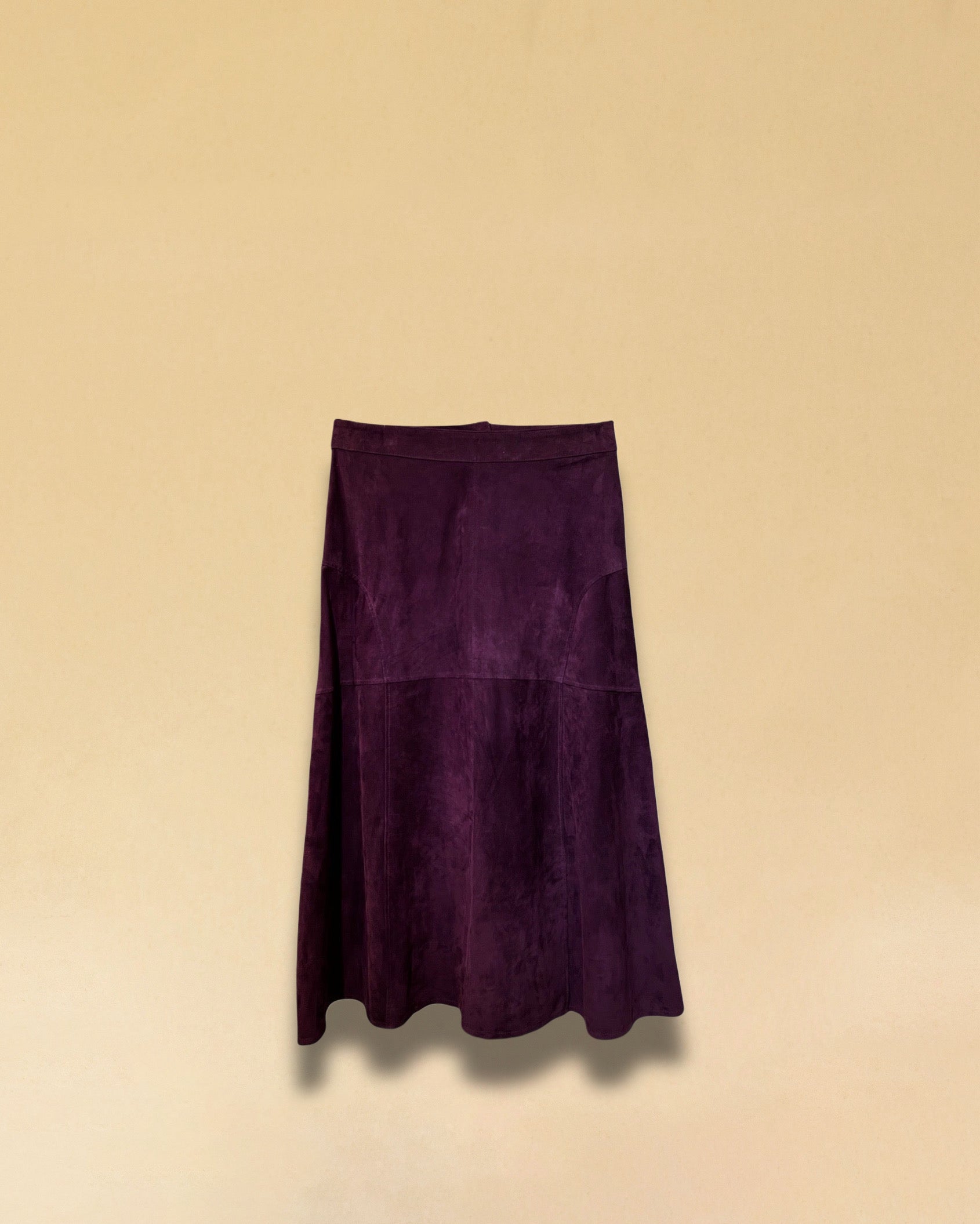 Unser LABEL17 Lederrock BELLE ist aus geschmeidigem Velours gefertigt und zaubert eine wunderschöne Silhouette. Ein Easy Leder-Rock in Glockenform, vielseitig einsetzbar, verleiht dem Outfit das gewisse Etwas. Handgefertigt in Marokko.