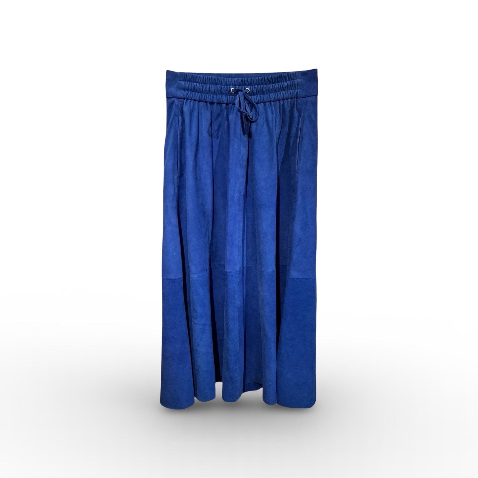 Der Lederrock JACKIE von LABEL17, gefertigt aus geschmeidigem Velours-Leder, kombiniert eine lässige Passform mit einem bequemen Elastikbund. Er zaubert eine wunderschöne Silhouette und ist vielseitig einsetzbar. Handgefertigt in Marokko.