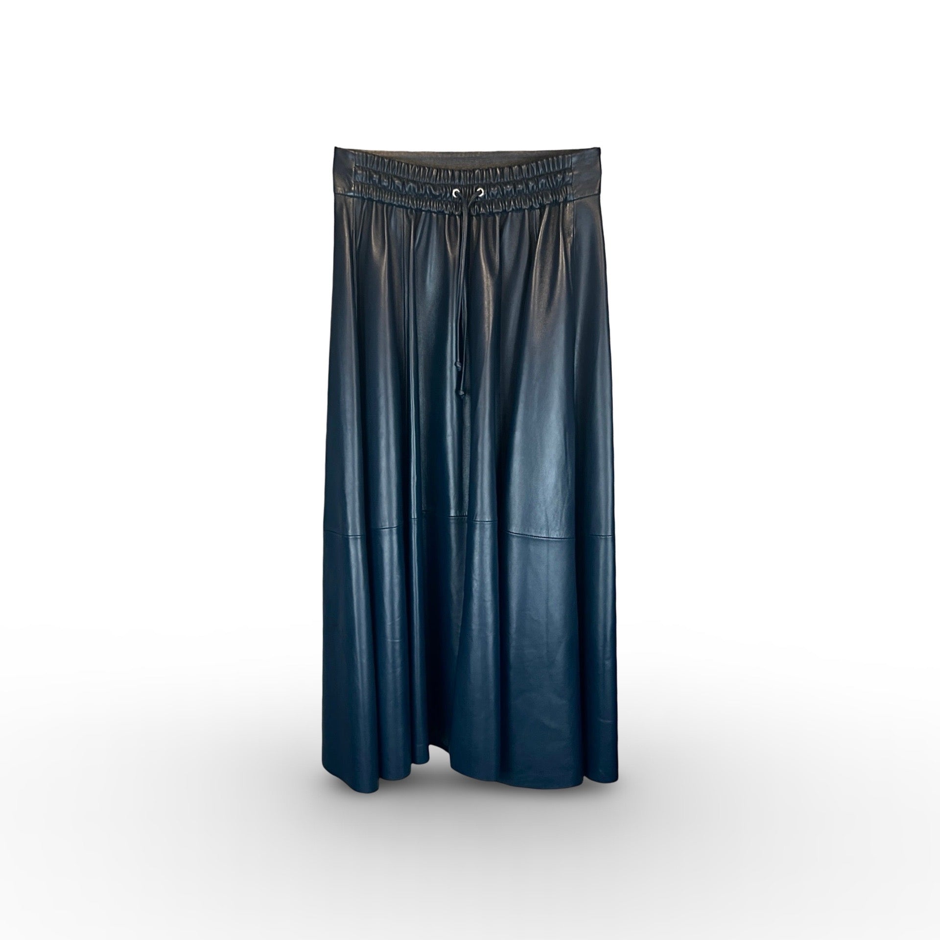 Der Lederrock JACKIE von LABEL17, gefertigt aus geschmeidigem Nappa-Leder, kombiniert eine lässige Passform mit einem bequemen Elastikbund. Er zaubert eine wunderschöne Silhouette und ist vielseitig einsetzbar. Handgefertigt in Marokko.