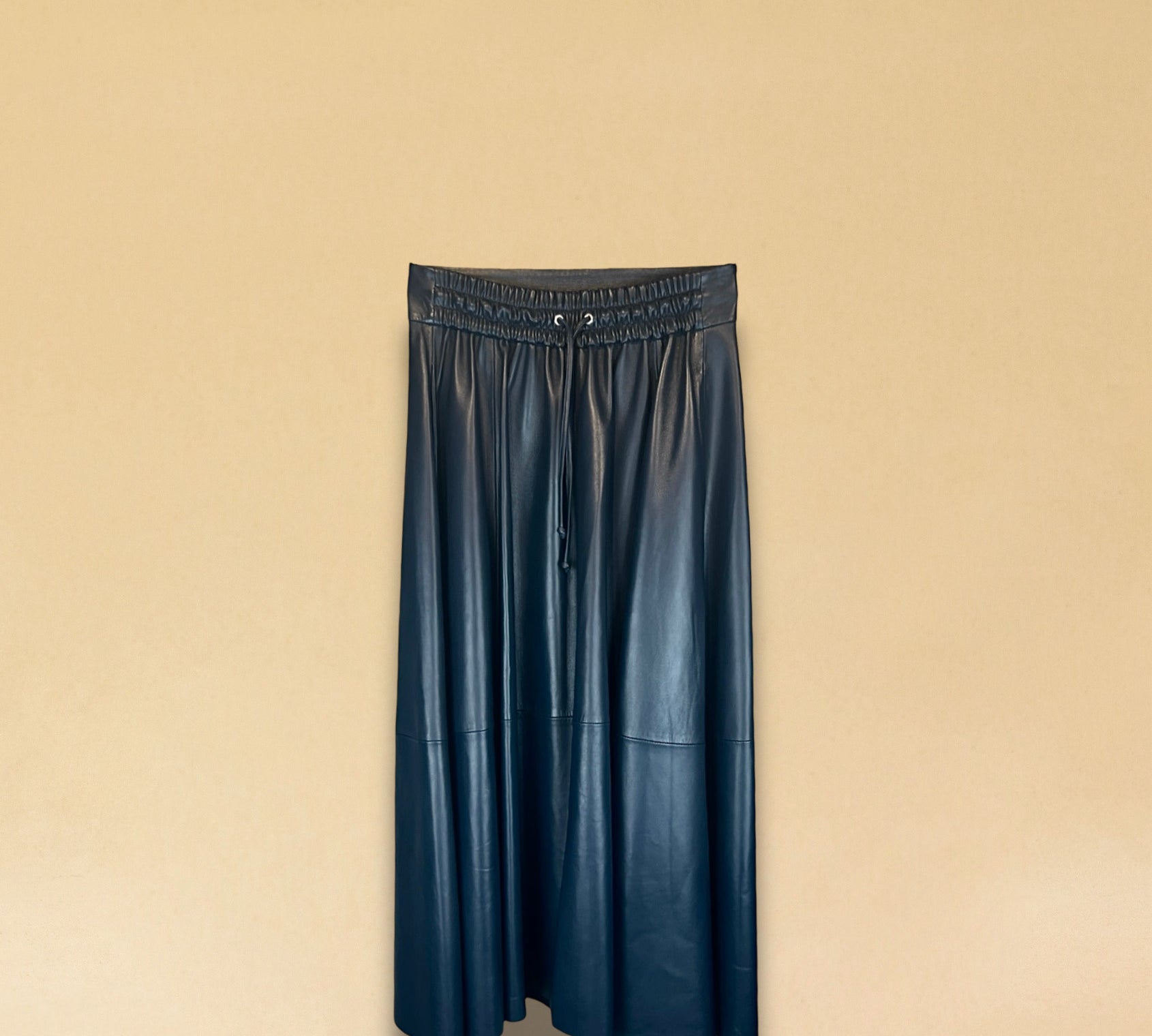 Der Lederrock JACKIE von LABEL17, gefertigt aus geschmeidigem Nappa-Leder, kombiniert eine lässige Passform mit einem bequemen Elastikbund. Er zaubert eine wunderschöne Silhouette und ist vielseitig einsetzbar. Handgefertigt in Marokko.