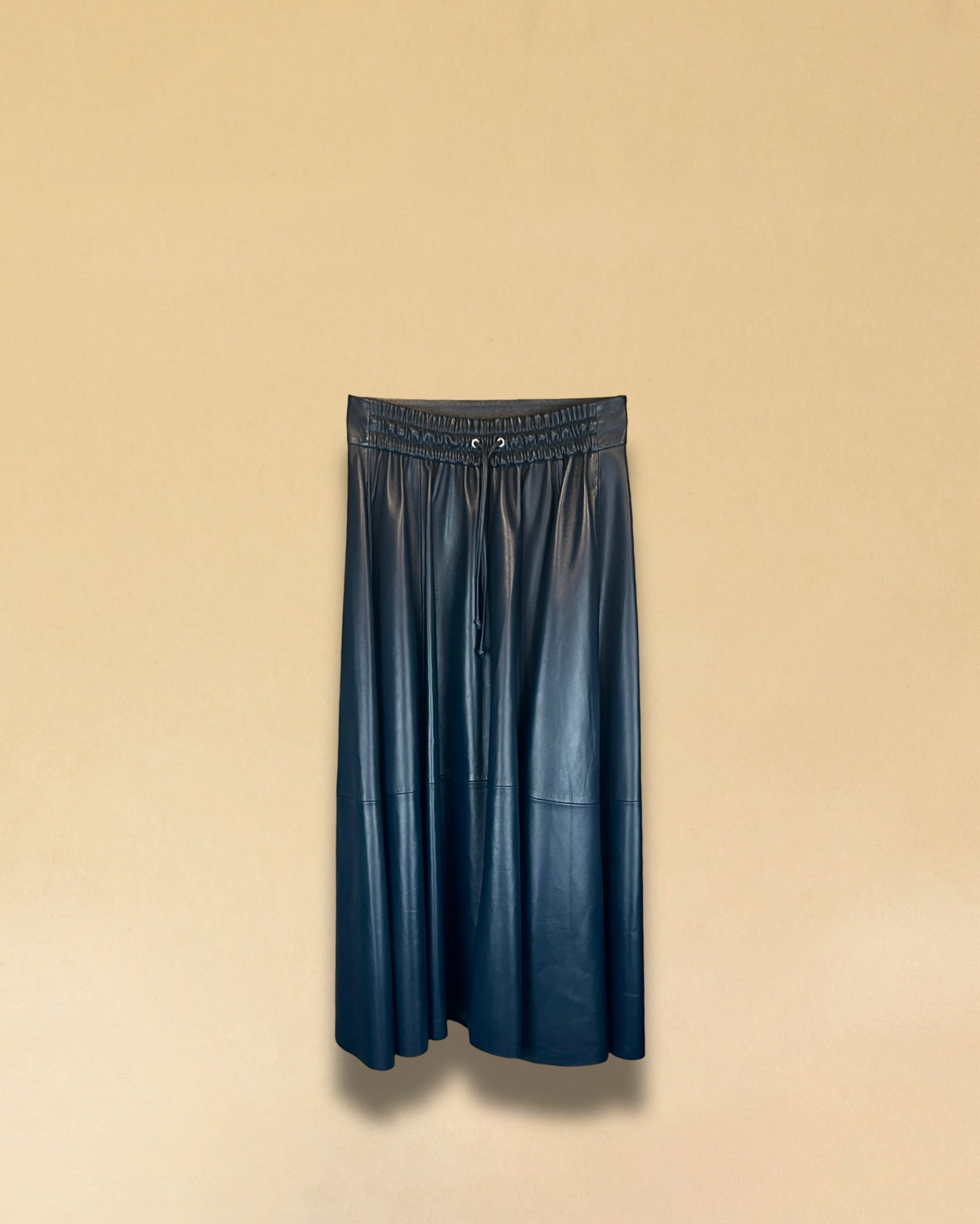 Der Lederrock JACKIE von LABEL17, gefertigt aus geschmeidigem Nappa-Leder, kombiniert eine lässige Passform mit einem bequemen Elastikbund. Er zaubert eine wunderschöne Silhouette und ist vielseitig einsetzbar. Handgefertigt in Marokko.