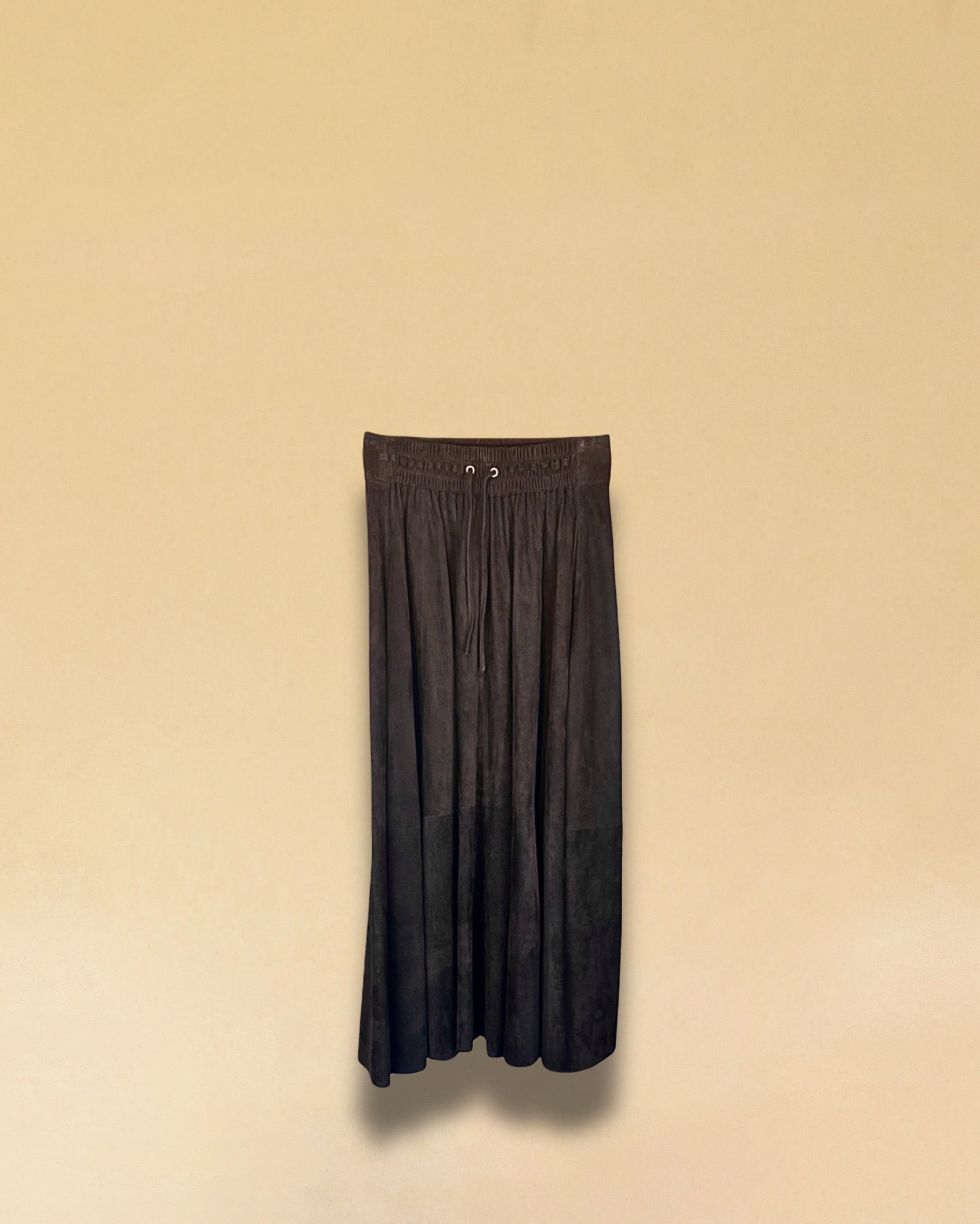 Der Lederrock JACKIE von LABEL17, gefertigt aus geschmeidigem Velours-Leder, kombiniert eine lässige Passform mit einem bequemen Elastikbund. Er zaubert eine wunderschöne Silhouette und ist vielseitig einsetzbar. Handgefertigt in Marokko.
