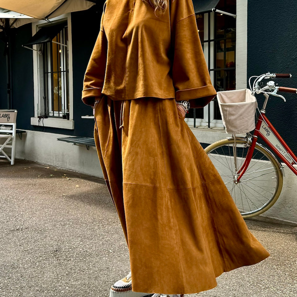 LABEL17 Leather Skirt JACKE in combination with the Leather Shirt ALMA in Cognac. Photographed in front of the LABEL17 STUDIO in Zurich Switzerland
