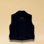Die Leder Veste BABAH von LABEL17 ist aus weichem Velours-Leder gefertigt und bietet einen luxuriösen Tragekomfort. Dieses vielseitige Stück lässt sich als stilvolles Accessoire über einem klassischen weissen Hemd tragen und mit deiner Lieblingsjeans kombinieren, oder in Verbindung mit unserem Lederrock JACKIE für ein mutiges, elegantes Outfit. 