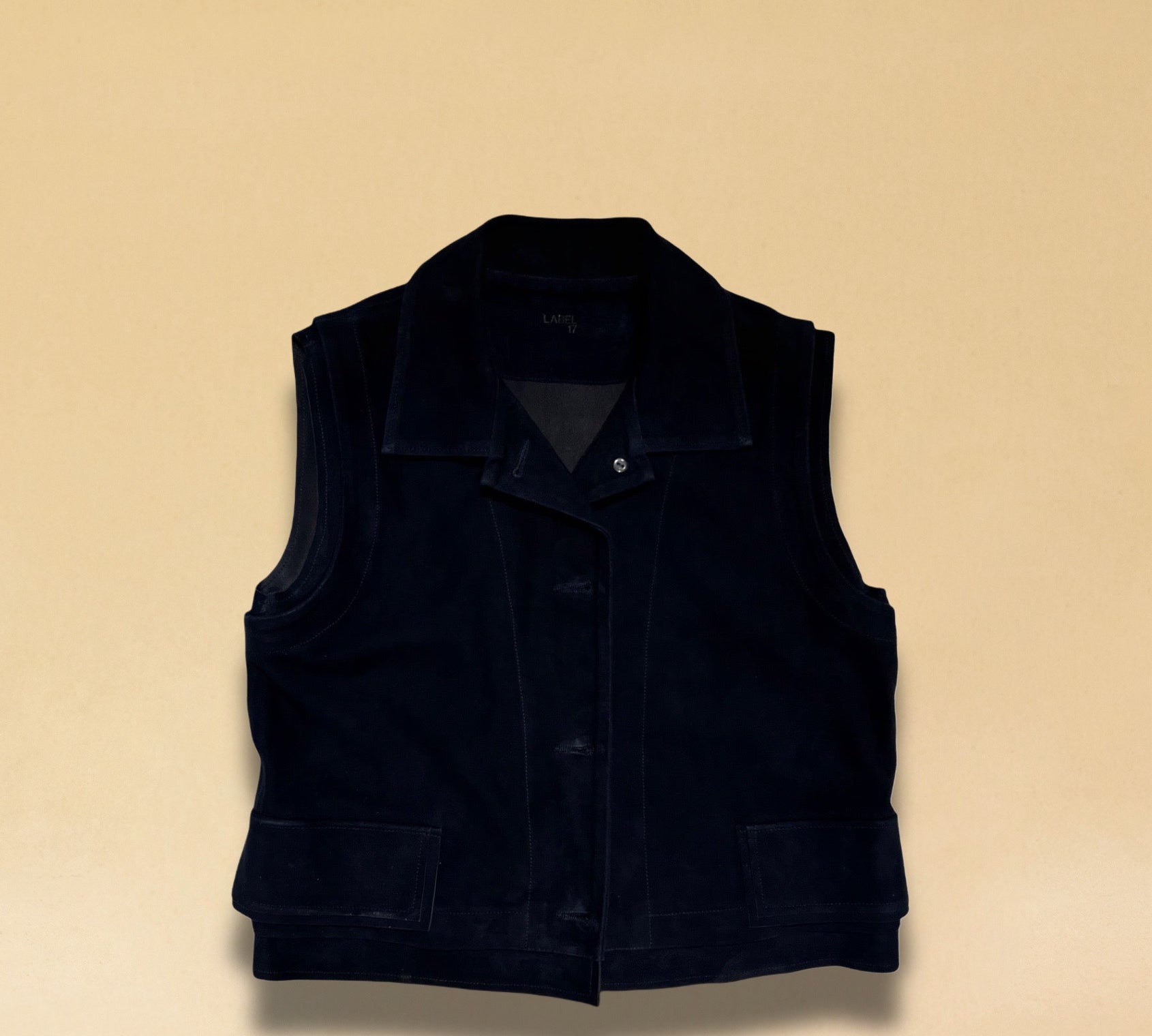 Die Leder Veste BABAH von LABEL17 ist aus weichem Velours-Leder gefertigt und bietet einen luxuriösen Tragekomfort. Dieses vielseitige Stück lässt sich als stilvolles Accessoire über einem klassischen weissen Hemd tragen und mit deiner Lieblingsjeans kombinieren, oder in Verbindung mit unserem Lederrock JACKIE für ein mutiges, elegantes Outfit. 