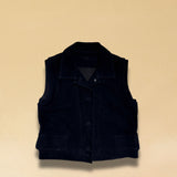 Die Leder Veste BABAH von LABEL17 ist aus weichem Velours-Leder gefertigt und bietet einen luxuriösen Tragekomfort. Dieses vielseitige Stück lässt sich als stilvolles Accessoire über einem klassischen weissen Hemd tragen und mit deiner Lieblingsjeans kombinieren, oder in Verbindung mit unserem Lederrock JACKIE für ein mutiges, elegantes Outfit. 