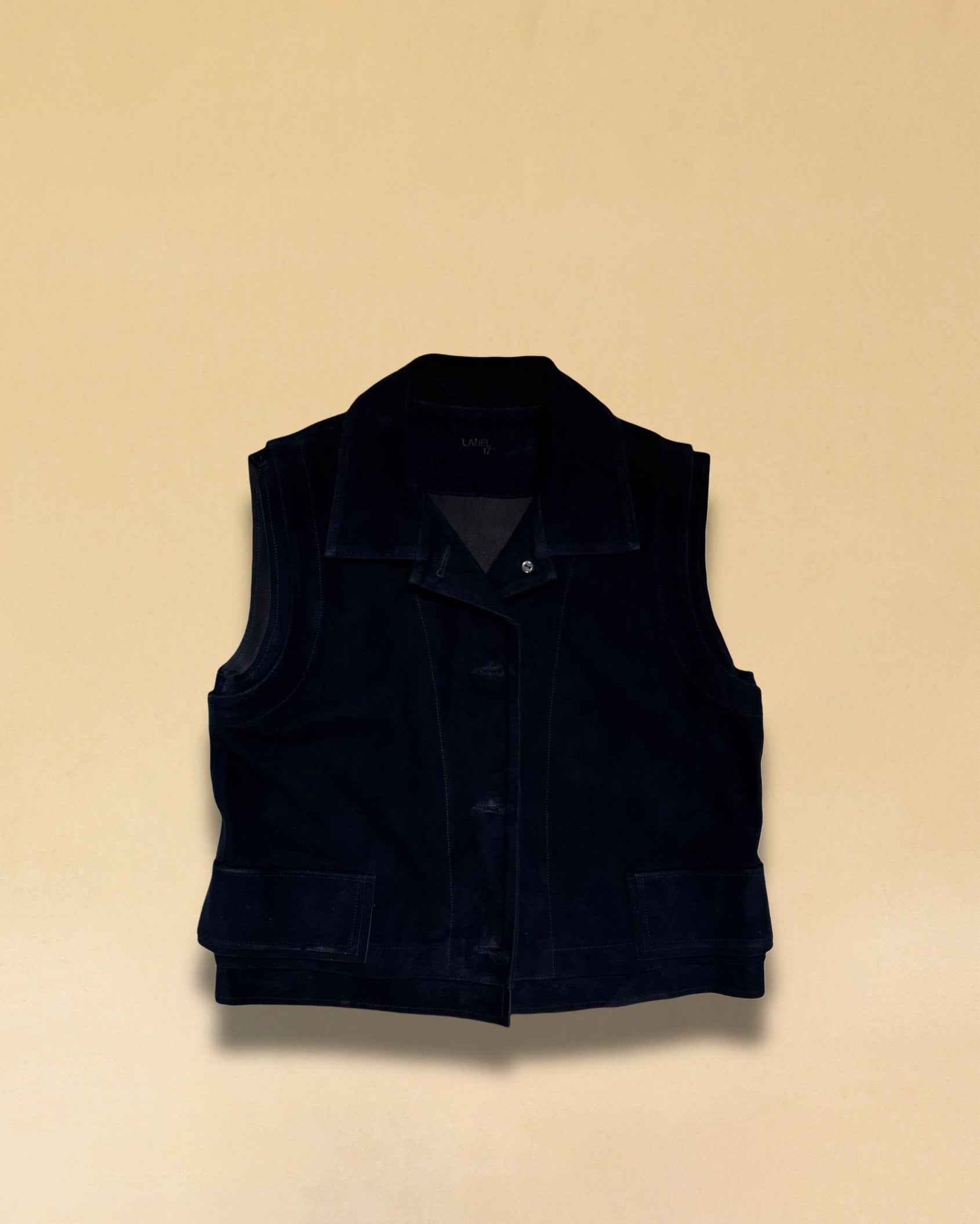 Die Leder Veste BABAH von LABEL17 ist aus weichem Velours-Leder gefertigt und bietet einen luxuriösen Tragekomfort. Dieses vielseitige Stück lässt sich als stilvolles Accessoire über einem klassischen weissen Hemd tragen und mit deiner Lieblingsjeans kombinieren, oder in Verbindung mit unserem Lederrock JACKIE für ein mutiges, elegantes Outfit. 