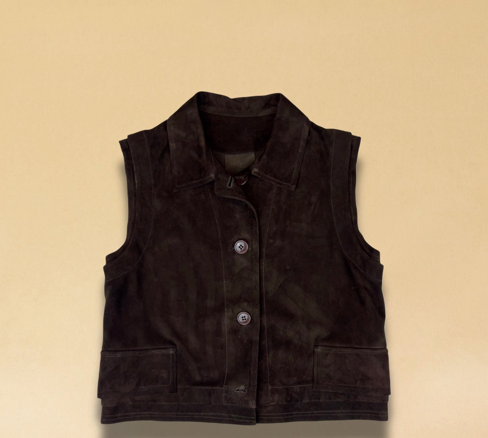 Die Leder Veste BABAH von LABEL17 ist aus weichem Velours-Leder gefertigt und bietet einen luxuriösen Tragekomfort. Dieses vielseitige Stück lässt sich als stilvolles Accessoire über einem klassischen weissen Hemd tragen und mit deiner Lieblingsjeans kombinieren, oder in Verbindung mit unserem Lederrock JACKIE für ein mutiges, elegantes Outfit. 
