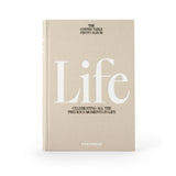 LABEL17 bietet mit dem 'The Coffee Table Photo Album Buch - Life' auf 80 leeren Seiten Gelegenheit, die Lieblingsphotos stilgerecht aufzubewahren und zu präsentieren.