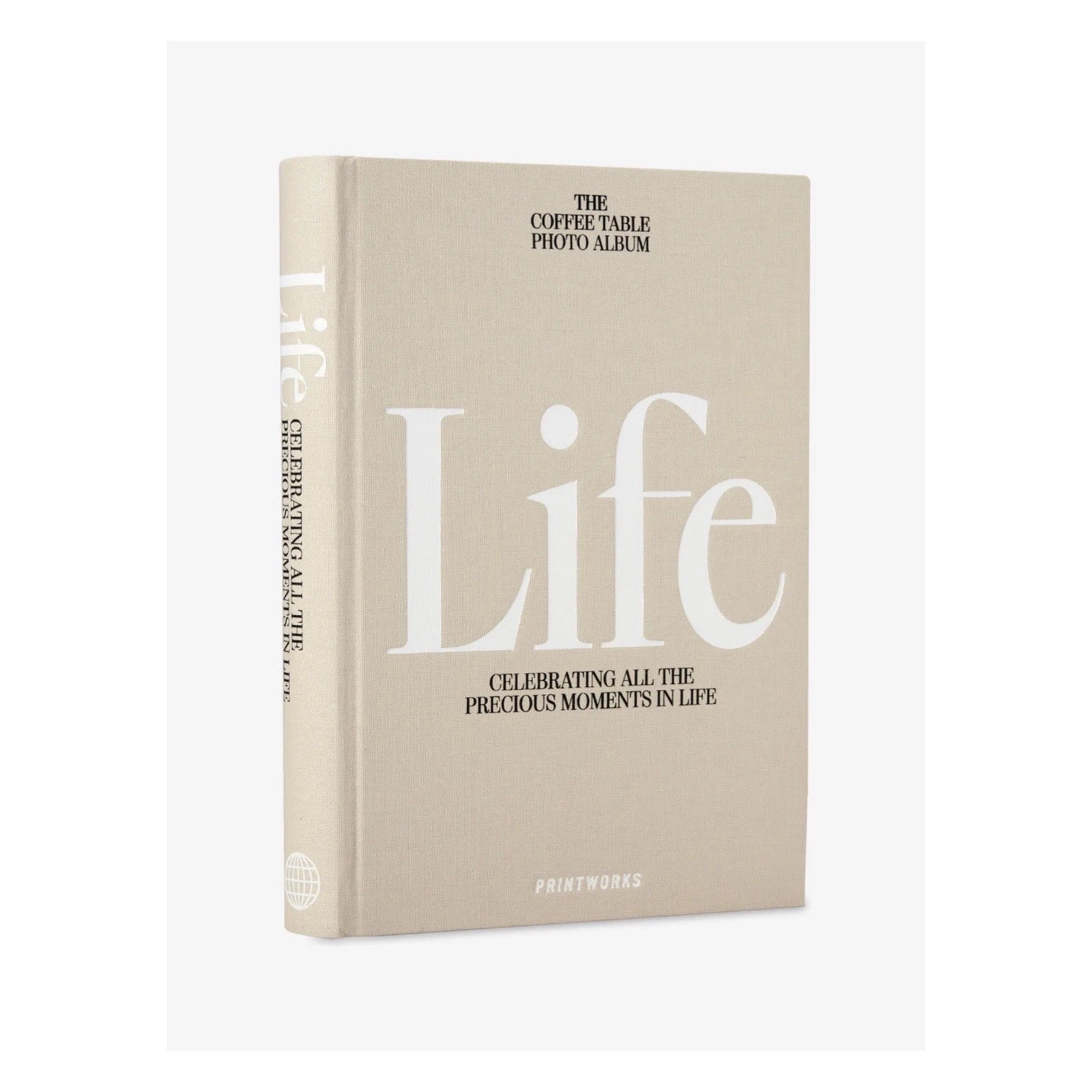 LABEL17 bietet mit dem 'The Coffee Table Photo Album Buch - Life' auf 80 leeren Seiten Gelegenheit, die Lieblingsphotos stilgerecht aufzubewahren und zu präsentieren.