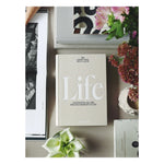 LABEL17 bietet mit dem 'The Coffee Table Photo Album Buch - Life' auf 80 leeren Seiten Gelegenheit, die Lieblingsphotos stilgerecht aufzubewahren und zu präsentieren.