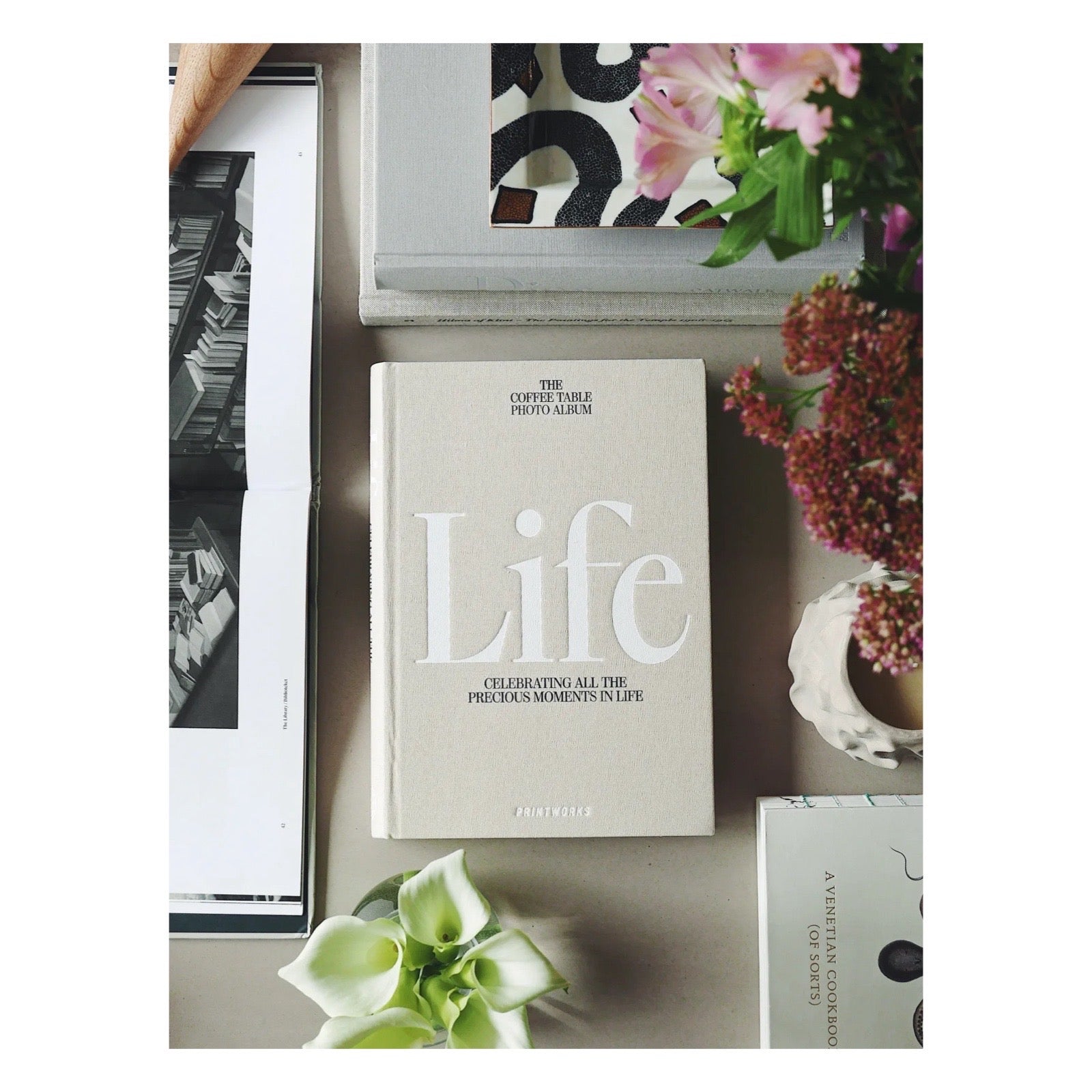 LABEL17 bietet mit dem 'The Coffee Table Photo Album Buch - Life' auf 80 leeren Seiten Gelegenheit, die Lieblingsphotos stilgerecht aufzubewahren und zu präsentieren.