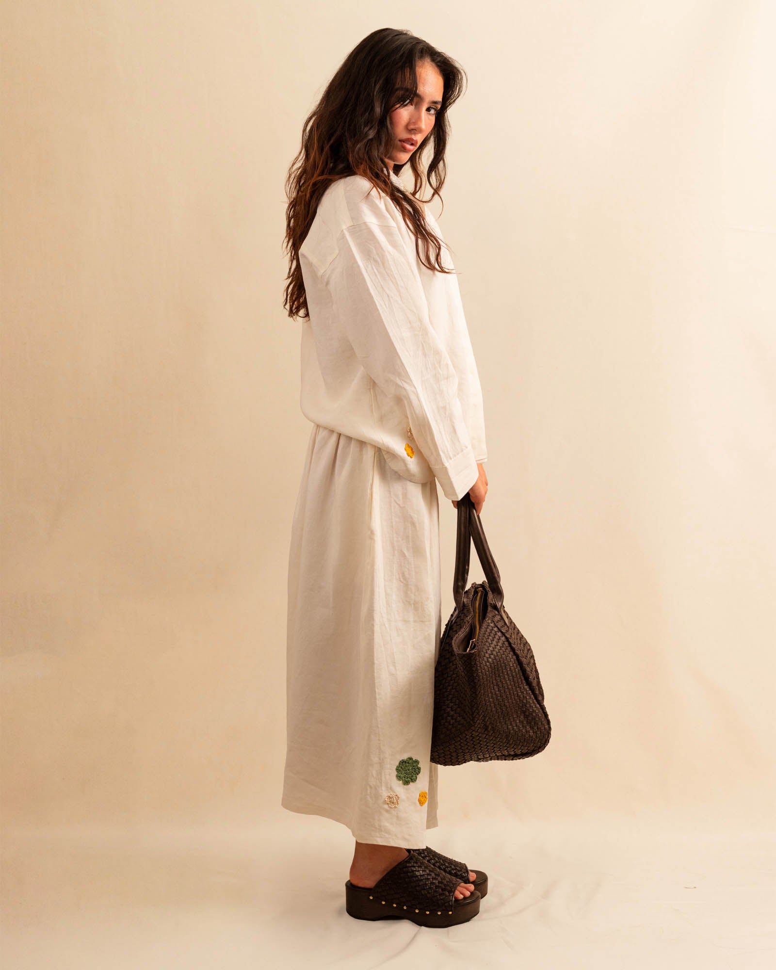 Die Shoulder Bag ORIGINAL von LABEL17 ist ein zeitloses Stück, gefertigt aus feinem, pflanzlich gegerbtem Nappa-Leder und handgeflochten. Sie verfügt über einen Reißverschluss und eine praktische Innentasche für das Wesentliche.