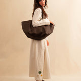 Die Shoulder Bag ORIGINAL von LABEL17 ist ein zeitloses Stück, gefertigt aus feinem, pflanzlich gegerbtem Nappa-Leder und handgeflochten. Sie verfügt über einen Reißverschluss und eine praktische Innentasche für das Wesentliche.