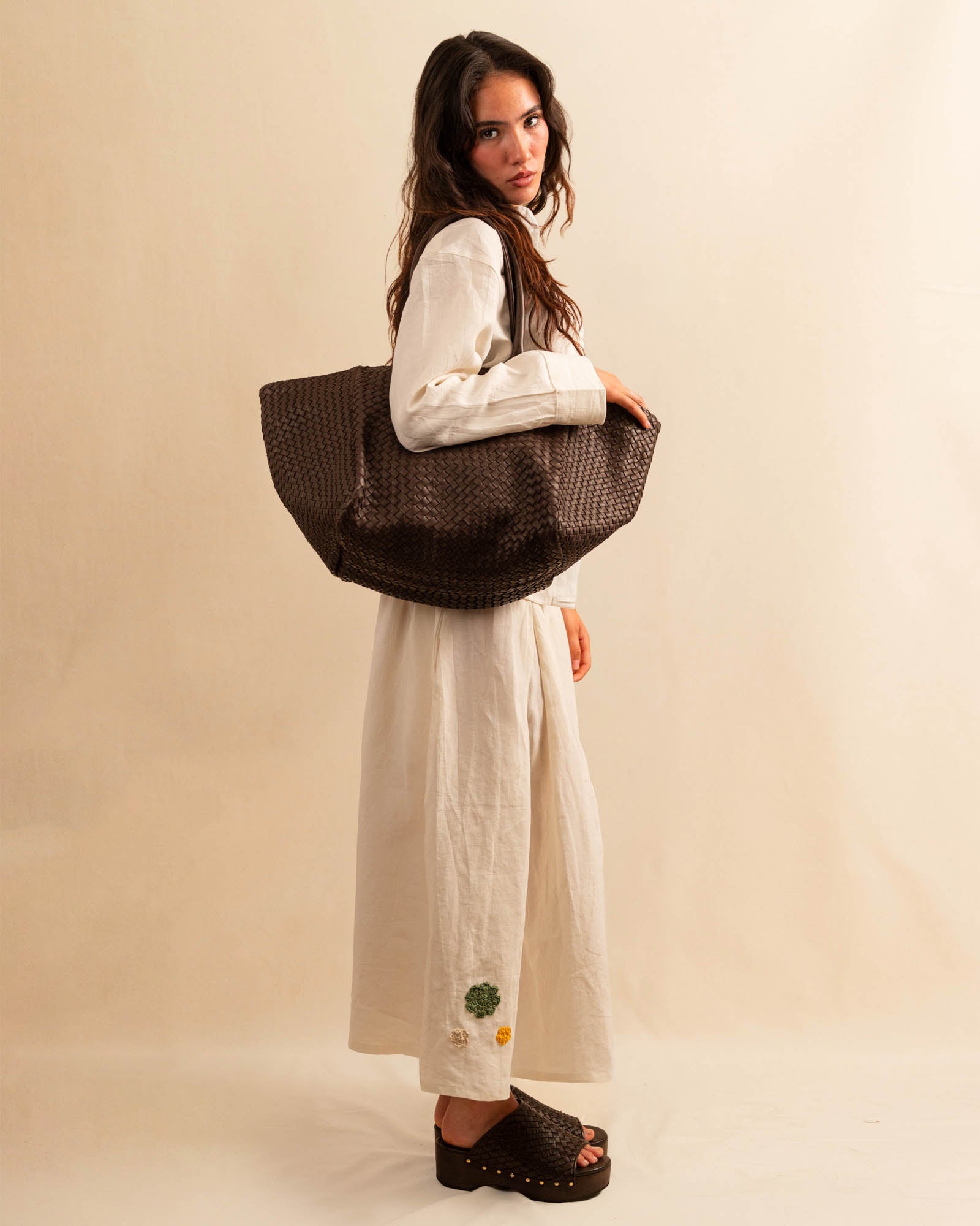 Die Shoulder Bag ORIGINAL von LABEL17 ist ein zeitloses Stück, gefertigt aus feinem, pflanzlich gegerbtem Nappa-Leder und handgeflochten. Sie verfügt über einen Reißverschluss und eine praktische Innentasche für das Wesentliche.