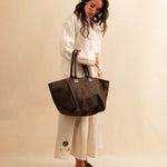 Die Shoulder Bag ORIGINAL von LABEL17 ist ein zeitloses Stück, gefertigt aus feinem, pflanzlich gegerbtem Nappa-Leder und handgeflochten. Sie verfügt über einen Reißverschluss und eine praktische Innentasche für das Wesentliche.