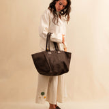 Die Shoulder Bag ORIGINAL von LABEL17 ist ein zeitloses Stück, gefertigt aus feinem, pflanzlich gegerbtem Nappa-Leder und handgeflochten. Sie verfügt über einen Reißverschluss und eine praktische Innentasche für das Wesentliche.