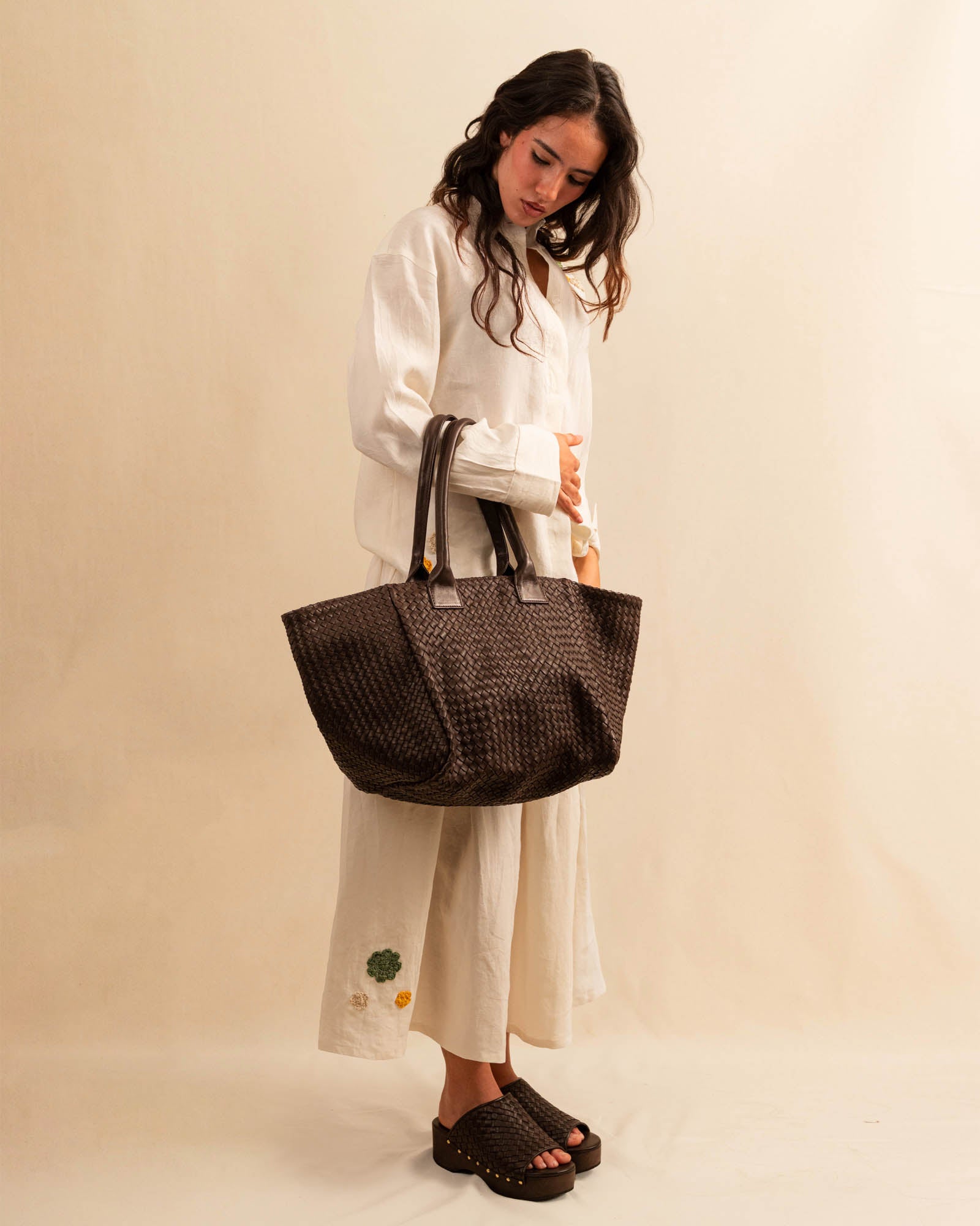 Die Shoulder Bag ORIGINAL von LABEL17 ist ein zeitloses Stück, gefertigt aus feinem, pflanzlich gegerbtem Nappa-Leder und handgeflochten. Sie verfügt über einen Reißverschluss und eine praktische Innentasche für das Wesentliche.
