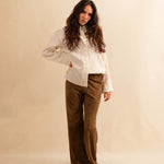 Unsere Wide Leg Leather Pant CLEO ist aus feinstem Veloursleder gefertigt und besticht durch seine sanft ausgestellte A-Linienform. Die weich fliessende Silhouette schmeichelt der Figur und verleiht dem Look eine besondere Note – lässig und stilvoll zugleich.