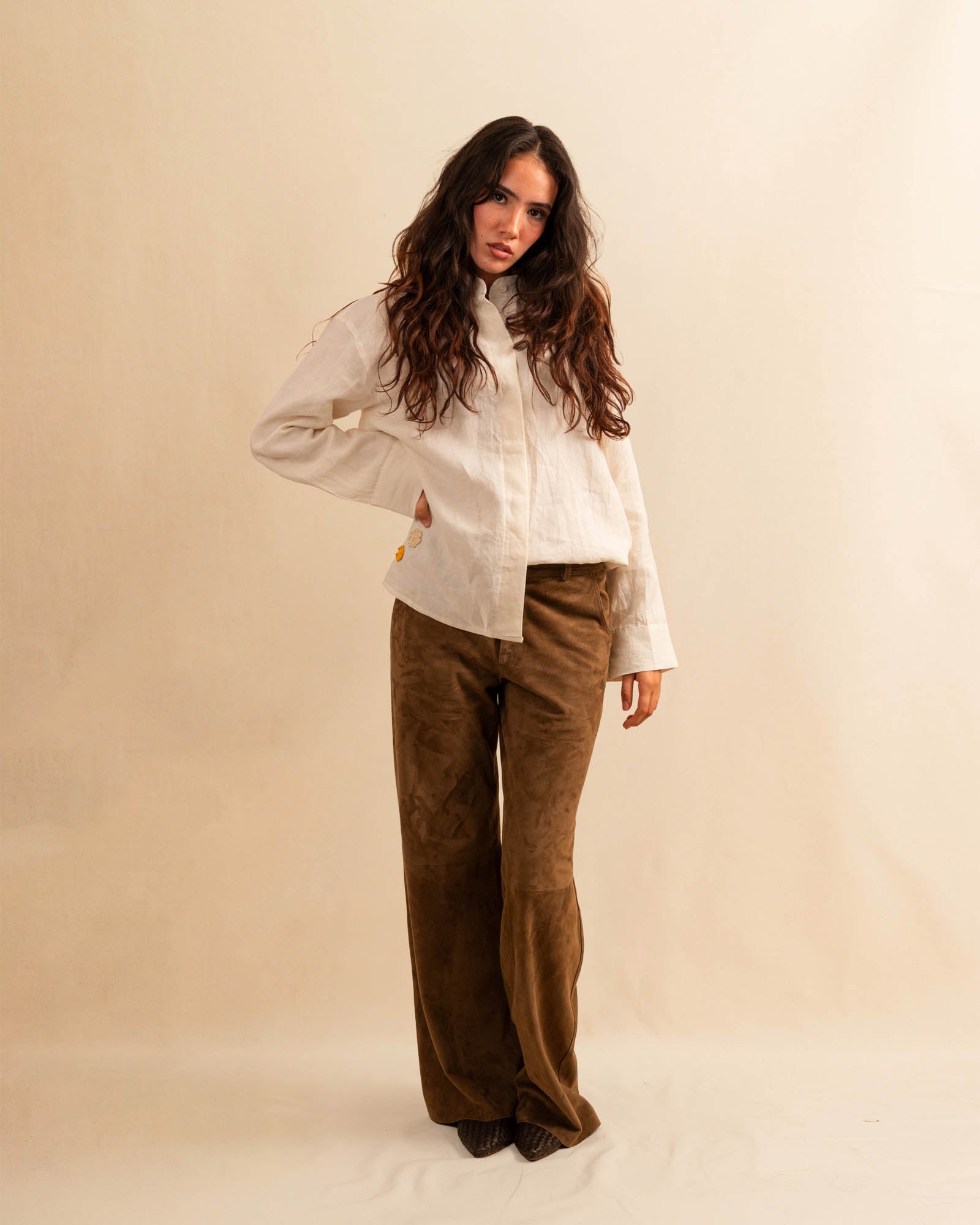 Unsere Wide Leg Leather Pant CLEO ist aus feinstem Veloursleder gefertigt und besticht durch seine sanft ausgestellte A-Linienform. Die weich fliessende Silhouette schmeichelt der Figur und verleiht dem Look eine besondere Note – lässig und stilvoll zugleich.