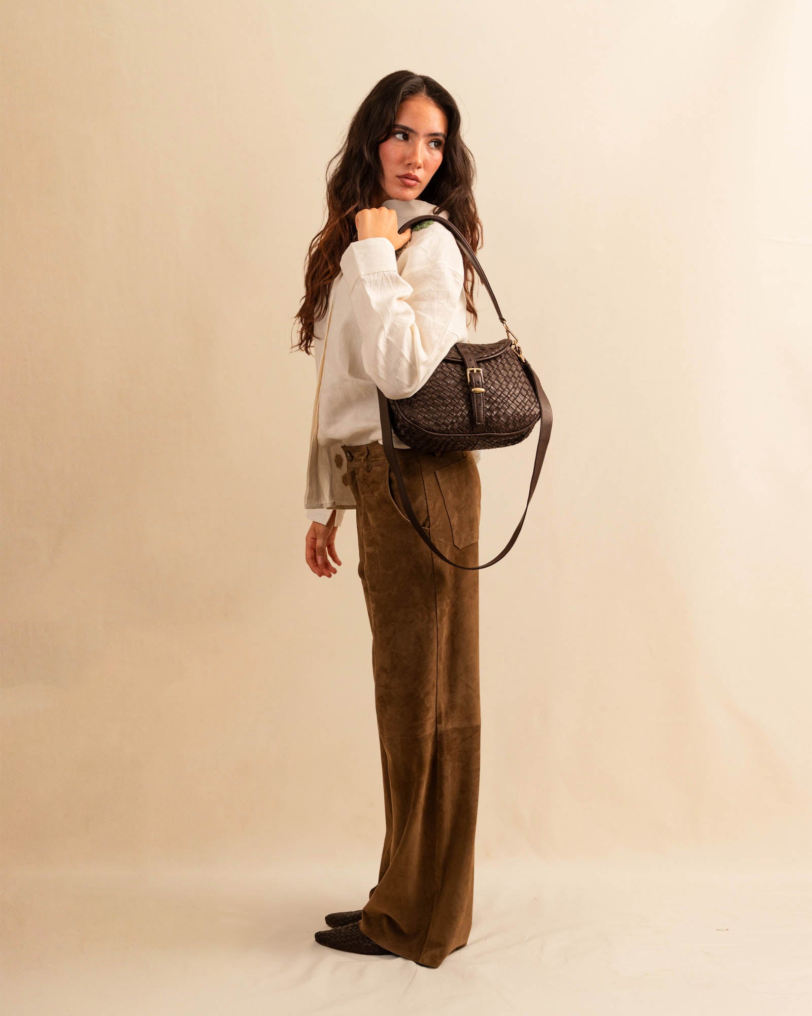 Die Horse Bag FRANCA Small von LABEL17, ist aus geschmeidigem Nappaleder von Hand geflochten. Ausgestattet mit einem kurzen und einem langen, verstellbaren Schulterriemen, lässt sie sich vielseitig tragen - als Handtasche, über die Schulter oder als Crossbody. Kompakt im Format und dennoch alltagstauglich, ein Begleiter vom Morgen bis in den Abend.