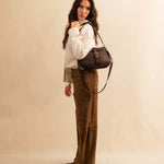 Unsere Wide Leg Leather Pant CLEO ist aus feinstem Veloursleder gefertigt und besticht durch seine sanft ausgestellte A-Linienform. Die weich fliessende Silhouette schmeichelt der Figur und verleiht dem Look eine besondere Note – lässig und stilvoll zugleich.