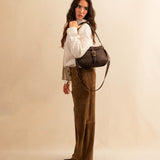 Unsere Wide Leg Leather Pant CLEO ist aus feinstem Veloursleder gefertigt und besticht durch seine sanft ausgestellte A-Linienform. Die weich fliessende Silhouette schmeichelt der Figur und verleiht dem Look eine besondere Note – lässig und stilvoll zugleich.
